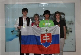 foto 2. slovenska delegacia na inepo 2013 istanbul turecko - Lukáš Jánošík študent Gymnázia Ľ. Š. Trenčín (prvý zľava)