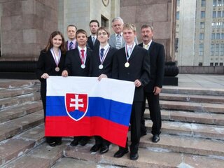 Slovenská delegácia na 45. MChO (1. rad sprava): Dominik Štefanko, Juraj Malinčík, Štefan Stanko a Jela Nociarová, (2. rad sprava) František Limberg, Anton Sirota, Stanislav Kedžuch a Martin Putala
