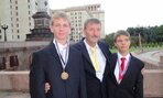 RNDr. František Limberg so svojimi žiakmi, Dominikom Štefankom (vľavo) a Štefanom Stankom (vpravo)